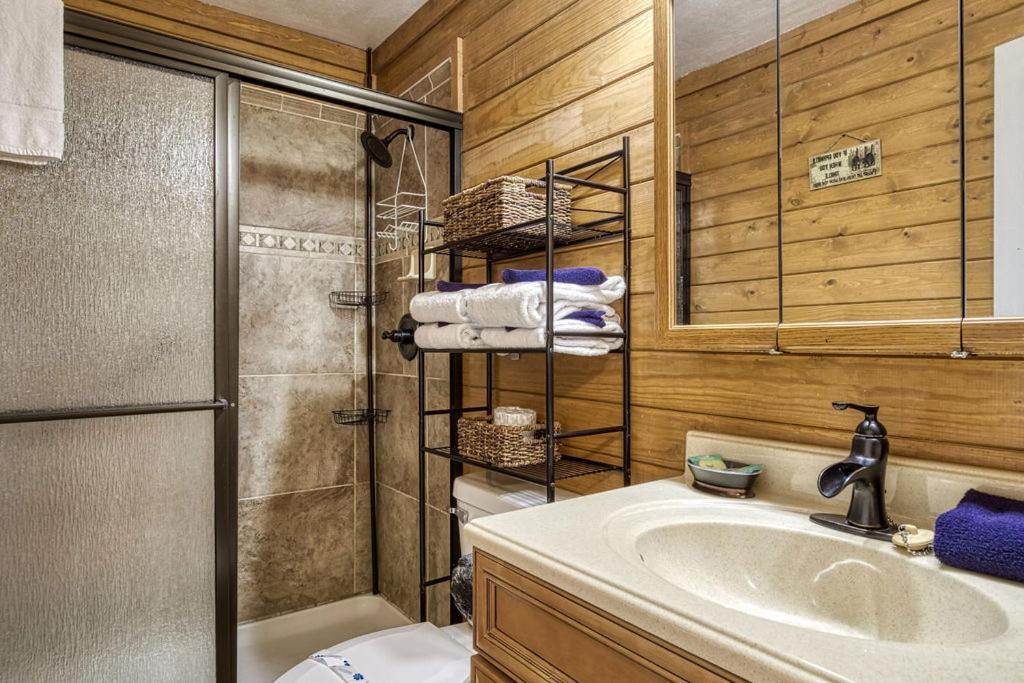 Four Bears Den, Hot Tub, 1089 Of Free Attraction Tickets For Each Paid Day, Dollywood And More Gatlinburg Exterior photo