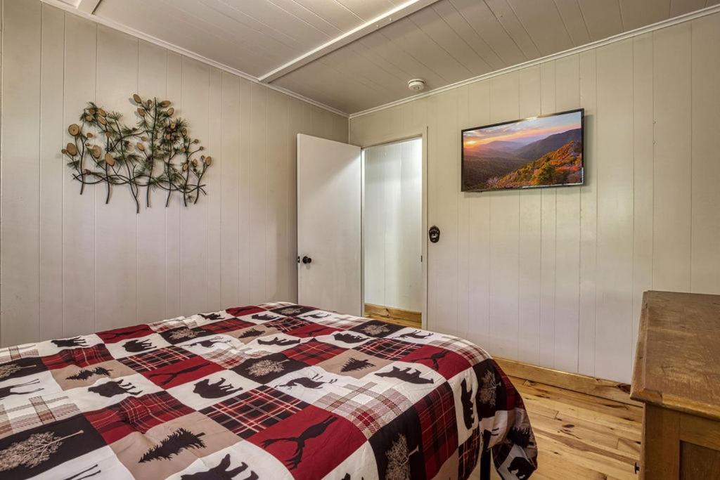 Four Bears Den, Hot Tub, 1089 Of Free Attraction Tickets For Each Paid Day, Dollywood And More Gatlinburg Exterior photo