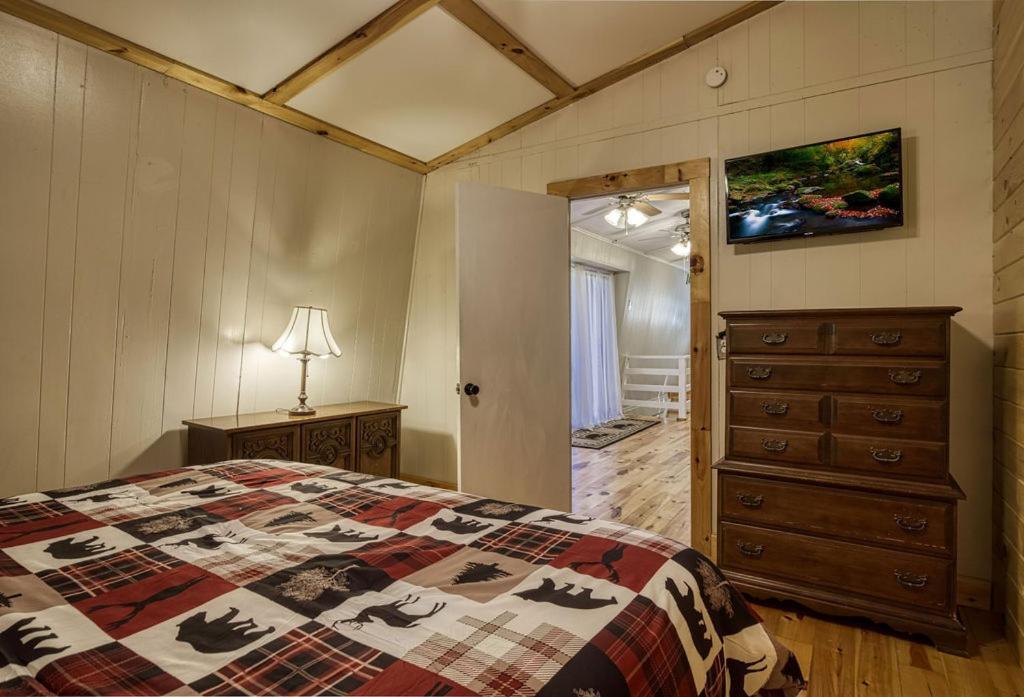 Four Bears Den, Hot Tub, 1089 Of Free Attraction Tickets For Each Paid Day, Dollywood And More Gatlinburg Exterior photo