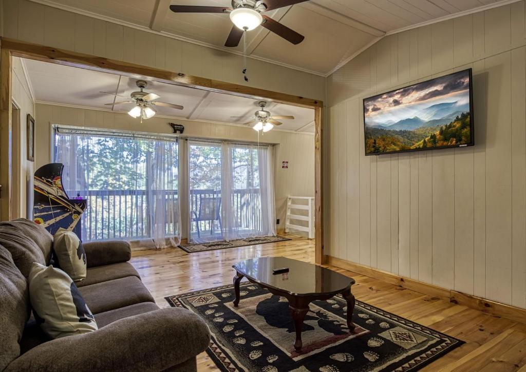 Four Bears Den, Hot Tub, 1089 Of Free Attraction Tickets For Each Paid Day, Dollywood And More Gatlinburg Exterior photo