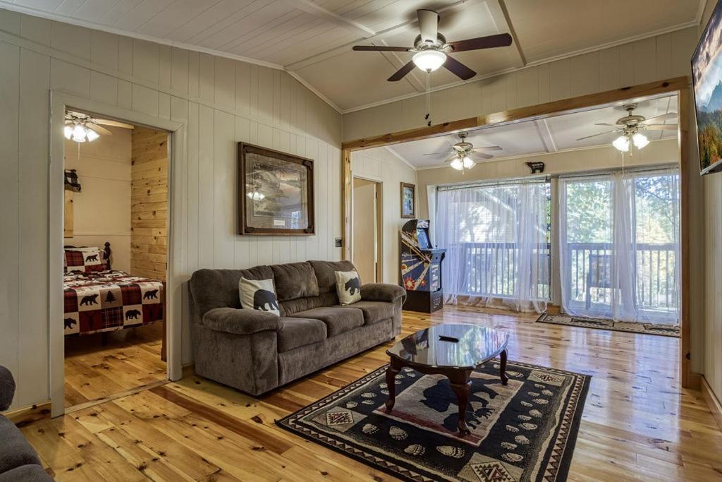 Four Bears Den, Hot Tub, 1089 Of Free Attraction Tickets For Each Paid Day, Dollywood And More Gatlinburg Exterior photo